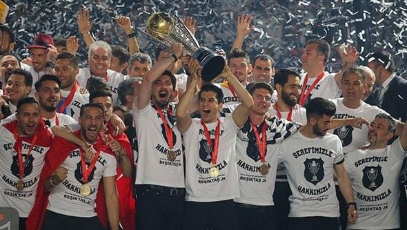 <p>Spor Toto Süper Lig'de 2015-2016 sezonunda mutlu sona ulaşan Beşiktaş, kupasına kavuştu.</p>