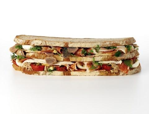 Essen Platinum Club Sandwich - Essen Platinum Club Sandwich, dünyanın en pahalı sandviçidir. 3 katlı sandviçin içerisinde en iyi kalite tavuk, jambon, katı pişmiş bıldırcın yumurtası ve beyaz yer mantarı bulunuyor. Neredeyse 2,000 kalorilik sandviç 200$ ile dünyanın en pahalısı.