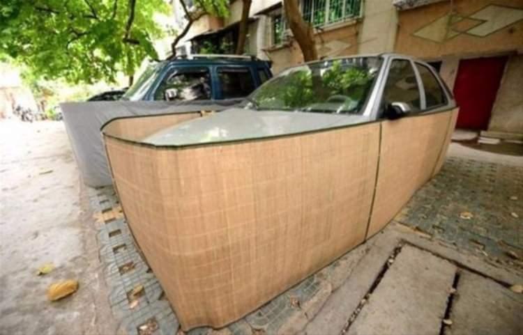 <p>Araç sahipleri otomobillerin korumak için her gün araçlarını bu şekilde park ediyor.</p>