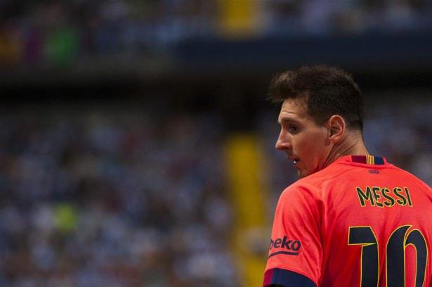 <p>Ertesi gün Messi, Barcelona genç takımında Cesc Fabregas ve Gerard Pique ile birlikte antrenmana çıktı. Soyunma odasında çelimsiz buldukları çocuğun sahada ne kadar iyi olduğunu görünce hepsi şaşırmıştı.</p>
<div> </div>
<p> </p>