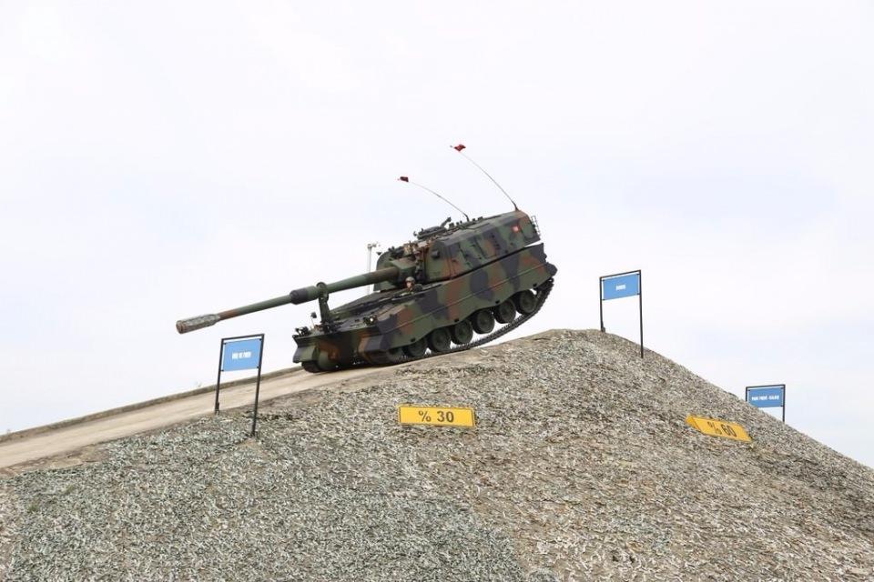 <p>Ataletsel Seyrüsefer Sistemi (Inertial Navigation System)<br />
Atış Kontrol Bilgisayar<br />
Otomatik Namlu Yönlendirme Sistemi<br />
İlk Hız Ölçme Radarı</p>