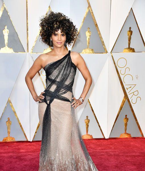 <p><strong>Halle Berry </strong></p>

<p>Elbise: <strong>Versace</strong></p>

