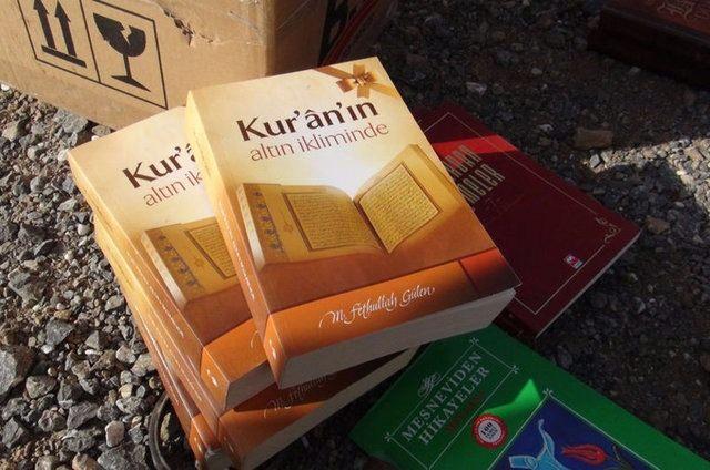 <p>Durumu fark eden sanayi sitesi esnafının haber vermesi üzerine olay yerine giden polis ekipleri, dere yatağı kenarına atılmış 6 Kuran-ı Kerim ve terör örgütü elebaşına ait 500 civarında kitap buldu.</p>

<p> </p>
