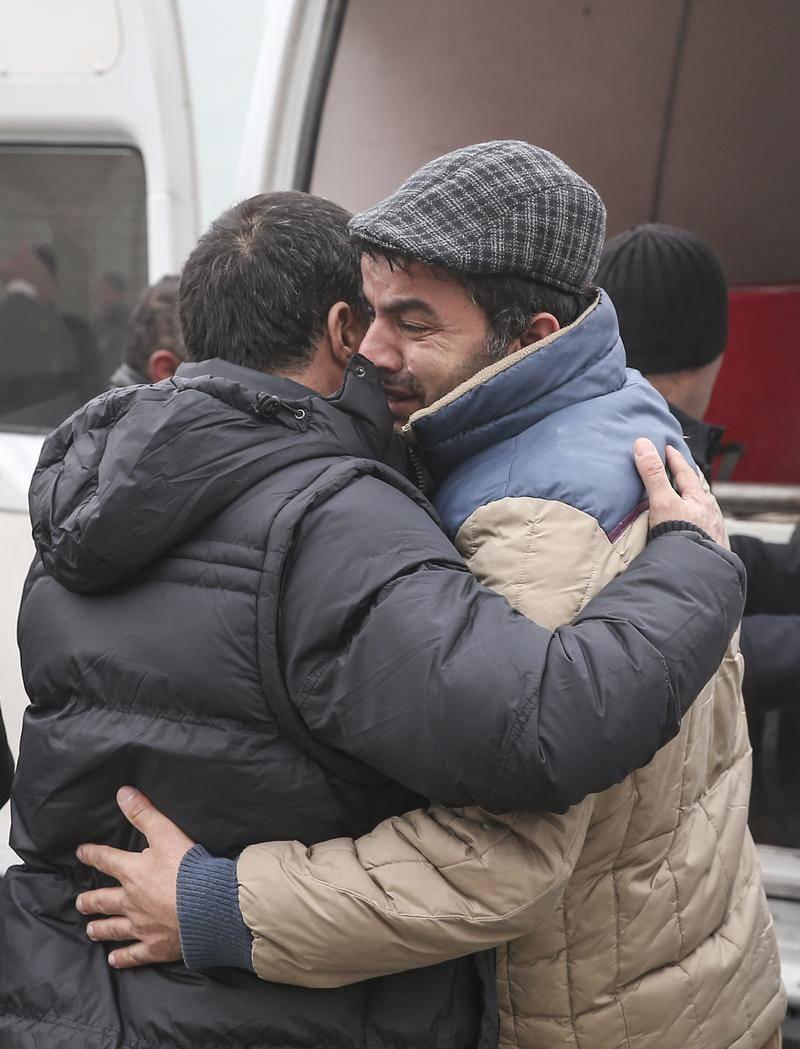 <div>Güneş'in Türk bayrağına sarılı cenazesi, Gülhane Askeri Tıp Akademisi Hastanesinden alınarak, Gölbaşı'ndaki Özel Harekat Daire Başkanlığına getirildi.</div>

<div> </div>
