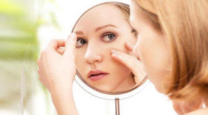 <p>Gözbebekleri yaşlandıkça küçülür. Ancak ışık da gözbebeğinin küçülmesine yol açtığı için bu testi normal gün ışığında yapmalısınız.</p>
