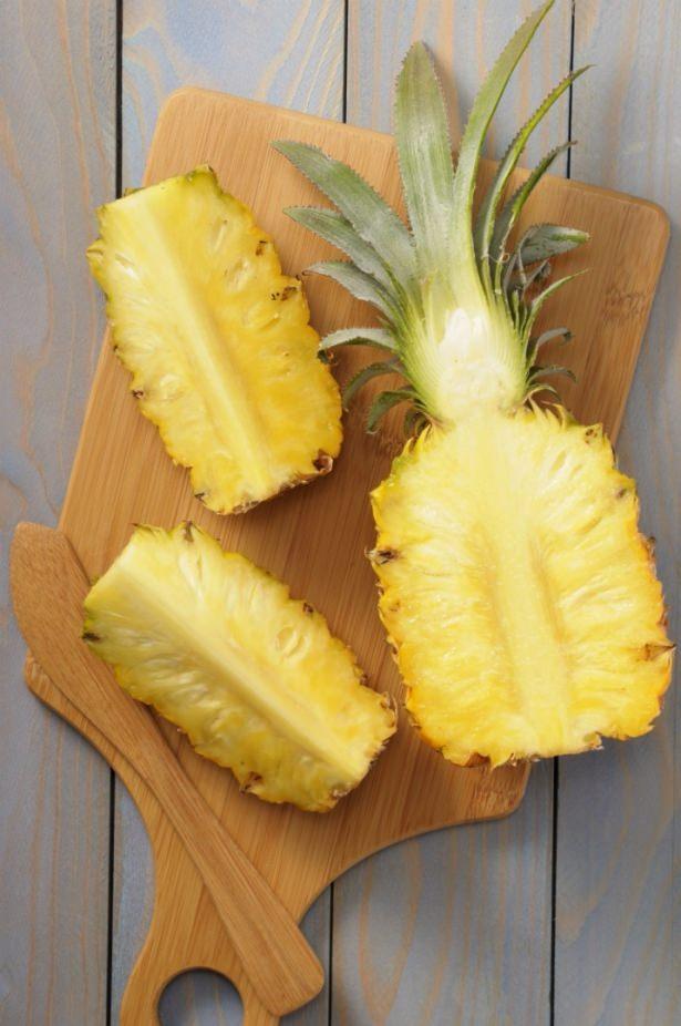 <p>2. Ananas</p>

<p>Ananas bol lifli tropikal bir meyve olmasından dolayı ödem atmak için ideal bir meyvedir. Her mevsim bulabileceğiniz ananasın meyve olarak yiyebilir ya da suyunu sıkarak içebilirsiniz.</p>
