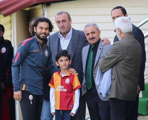 <p>Geçtiğimiz günlerde terörist bir saldırıda hayatını kaybeden savcı Mehmet Kiraz'ın oğlu Muhammet Kiraz da, saha içinde futbolcularla bir araya geldi ve fotoğraf çektirdi.</p>
