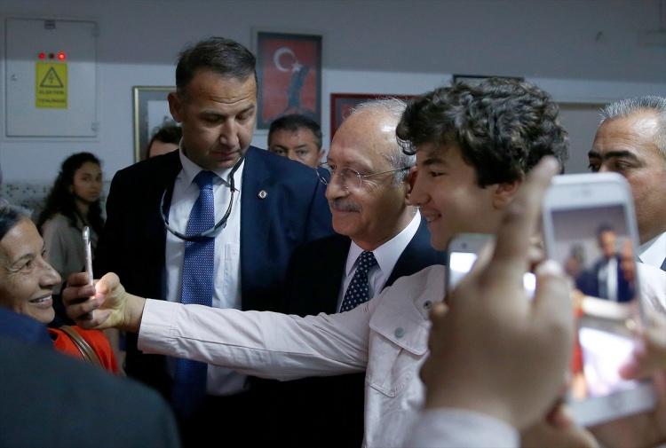 <p> Oyunu kullanmasının ardından basın mensuplarına açıklamalarda bulunan Kılıçdaroğlu, son derece güzel bir kampanya yürüttüklerini, bütün vatandaşları kucakladıklarını ifade etti.</p>
<p><a href="http://video.haber7.com/video-galeri/88991-chp-lideri-kemal-kilicdaroglu-oyunu-kullandi" target="_blank"><strong>KEMAL KILIÇDAROĞLU OYUNU KULLANDI... VİDEOSUNU İZLEMEK İÇİN TIKLAYINIZ...</strong></a></p>