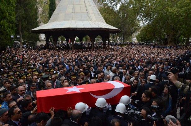 <p>Bingöl'deki silahlı saldırıda şehit edilen başkomiser Hüseyin Hatipoğlu'nun cenazesi, İçişleri Bakanı Efkan Ala ve Milli Savunma Bakanı İsmet Yılmaz'ın da katıldığı cenaze töreniyle memleketi Amasya'da toprağa verildi. </p>