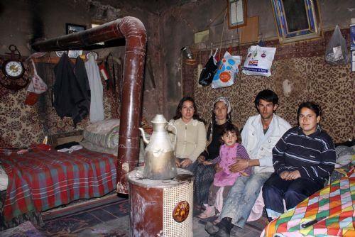 <p>Kars'ın Sarıkamış ilçesinde yaşayan Ayşe Ezer (39), kendisinden 23 yaş büyük olan dayısının oğlu Orhan Özdemir (62) ile dini nikah yaparak evlendi. Henüz çocukları olmayan çift, iş umuduyla Ankara'ya gitti. Burada yaklaşık 10 yıl kaldıktan sonra aile bu kez Adana'ya göç etti. Bu sırada çiftin çocukları olmaya başladı. Aile, Adana'da iş bulamayınca kalacak yer problemi de yaşamaya başladı. </p>

<p> </p>
