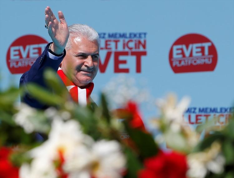 <p>Başbakan Binali Yıldırım ve eşi Semiha Yıldırım, İzmir Gündoğdu Meydanında düzenlenen "İzmir Buluşması"na katıldı.</p>