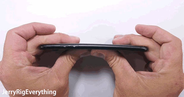 <p>Ancak iPhone 7'nin bükülme testinde sınıfta kaldığını söylemek mümkün.</p>

<p> </p>

