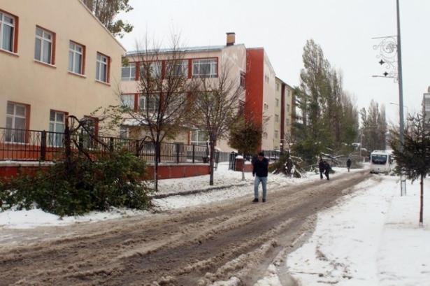 <p>Köy yolları kapandı </p>

<p> </p>
