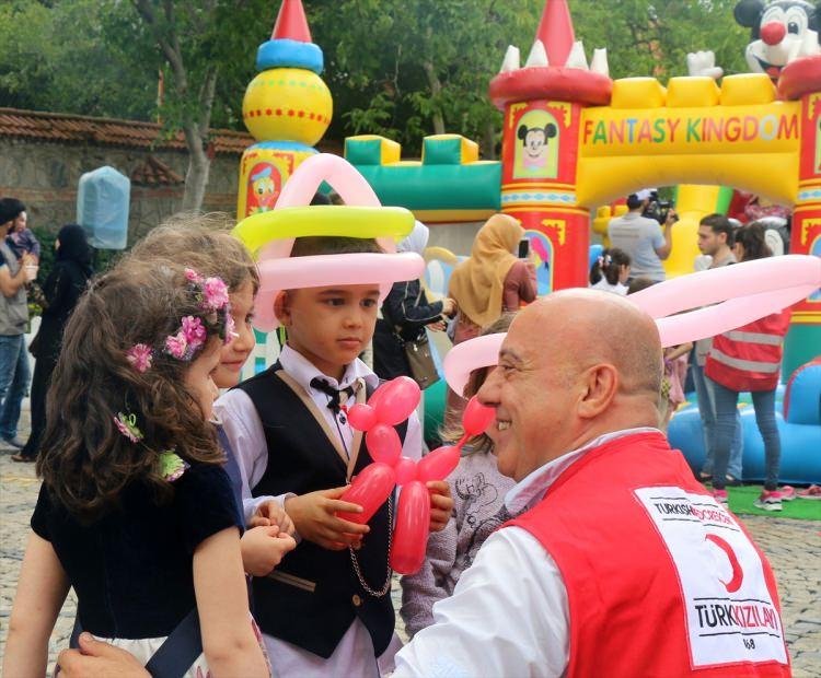 <p>Suriyeli sığınmacılar "Şam Bayramı Karnavalı"nda bir araya geldi. Beykoz Korusu'nda Türk Kızılayı'nın desteğiyle gerçekleştirilen etkinliğe bin 500'ün üzerinde Suriyeli sığınmacı ile çok sayıda davetli katıldı. Suriyeli mülteciler, bayram coşkusunu Türk Kızılayı’nın "Şam Bayramı Karnavalı"nda yaşadı. Türk Kızılayı Yönetim Kurulu Üyesi Ercan Tan çocuklarla ilgilendi.</p>