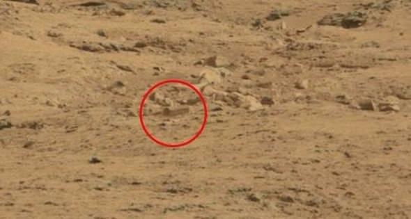 <p>Bunun sadece bir kaya olabileceği, ancak dikdörtgen prizma şeklindeki bir kayanın da öyle kolay kolay oluşamayacağına dikkat çekiliyor. UFO Sightings Daily adlı internet sitesi ise bunun bir tabut olduğu konusunda ısrarlı.</p>
<p> </p>