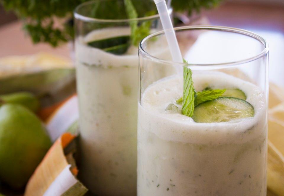 <p><strong>Ayran</strong><br />
Hazır ayranlara  tuz ilave edildiği için evde tuzsuz yapılması daha sağlıklı. Glisemik indeksi düşük olduğu için kan şekerini dengeler, B grubu vitaminlerden zengindir. </p>
