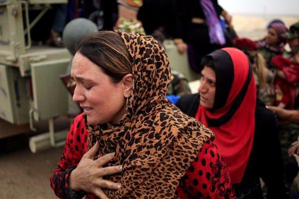 <p>Reuters haber ajansı, kentin doğusundaki Hazır kampına ulaşmayı başaran sivillerin fotoğraflarını geçti. Bazı Musulluların bindikleri kamyondan inerken ağladığı görüldü.</p>

<p> </p>
