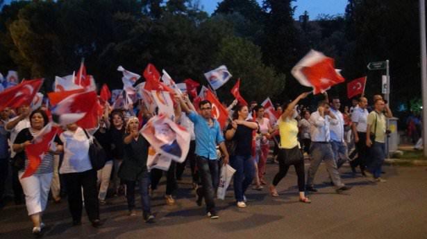 <p>Seçim sonuçlarının ardından Türkiye'nin dört bir yanında kutlamalar yapıldı...</p>
