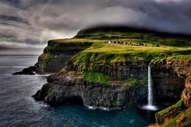 <p>Gasadalur Köyü, Faroe Adaları</p>

<p> </p>
