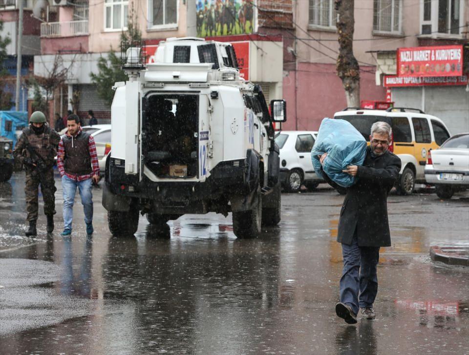<p>Diyarbakır'ın merkez Bağlar ilçesindeki Kaynartepe Mahallesi'nde ilan edilen sokağa çıkma yasağının ardından terör örgütü PKK mensuplarının saldırısından endişe duyan vatandaşlar evlerini terk ediyor.</p>