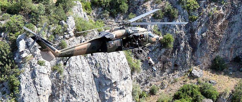<p>Bunun üzerine sabah 08.00’de Ankara’dan askeri helikopter geldi.Kanyona inen helikopterdeki jandarma muhabere arama kurtarma timinden 2 kişi halatla yaralının bulunduğu yere indi.</p>