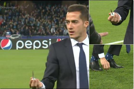 <p>Cüneyt Çakır'ın yönettiği Napoli - Real Madrid maçı öncesi, San Paolo tribünlerinden Real Madrid oyuncularına çivi atıldı...</p>
