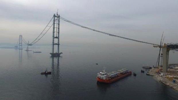 <p>Proje tamamlandığında halen 8-10 saat süren İstanbul-İzmir yolunun 3,5 saate inmesi ve karşılığında yılda 650 milyon dolar tasarruf sağlanması öngörülüyor. Köprüden geçiş ücreti ise 35 dolar artı KDV olacak.</p>

<p> </p>
