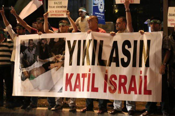 <p>Ellerinde Filistin bayrakları ile çeşitli döviz ve pankartlar taşıyan protestocular, zaman zaman tekbir getirerek, İsrail aleyhine sloganlar attı. </p>
