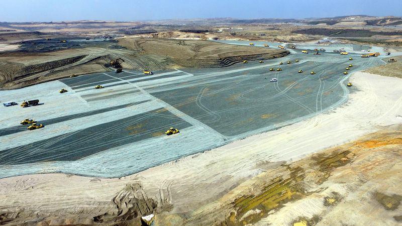 <p>Terminal binasında kaba inşaat, elektro mekanik sistem montajları, çatı montaj çalışmaları başlarken, bu faaliyetler eş zamanlı yürütülüyor.</p>

<p> </p>
