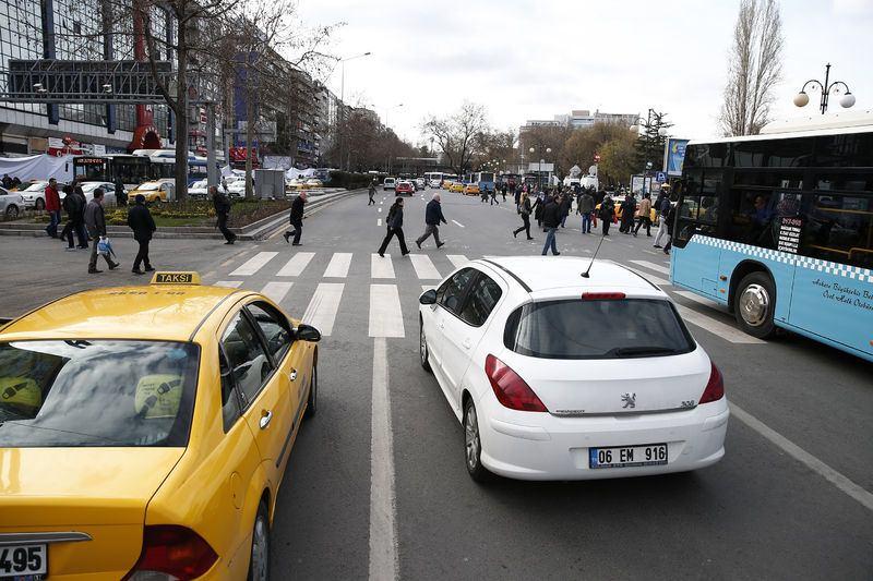 <p>Polis ekiplerinin, Kızılay'ın giriş ve çıkışlarında aldıkları güvenlik tedbirleri devam ediyor.</p>