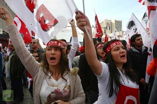 <p> Birleşmiş Milletler Göçmen Stoku 2013 raporuna göre, dünyada 185 ülkede 2 milyon 851 bin 889 Türk göçmen statüsüne sahip. En fazla Türk göçmen barındıran ülke ise Almanya.</p>
<p> </p>