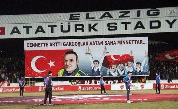 <p>ELAZIĞSPOR TARAFTARINDAN ÖZEL PANKART<br />
<br />
Müsabakayı 5 binin üzerinde kişi izledi. Taraftarlar, "Şehitler ölmez, vatan bölünmez" ve "Vatan sana canım feda" tezahüratları yaparak, Türk bayrağı açtı.</p>
