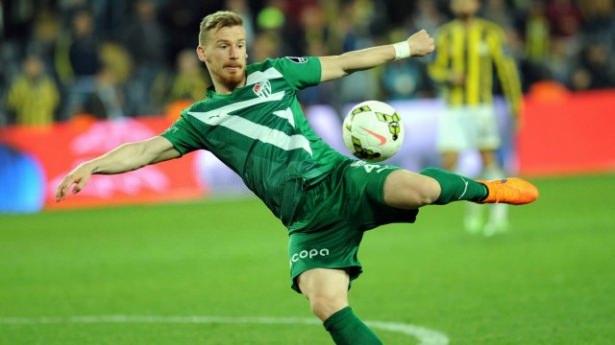 <p><strong>Orman'dan Serdar talimatı! 'Şartları zorlayın, bitirin'</strong><br />
<br />
Siyah-beyazlılar, 6 milyon euro isteyen Bursaspor’a 3 milyon euro + 2 oyuncu önerdi. Orman, kurmaylarına talimatı verdi: Şartları zorlayın, işi bitirin</p>
<p>Stoper mevkii için alternatiflerini bol tutan siyah-beyazlı kulüpte Polonyalı Kamil Glik için Monaco devreye girip fiyat yükseltince Bursasporlu Serdar Aziz ismi yeniden ön plana çıktı. Yönetimin, yeşil-beyazlı kulübün kapısını bir kez daha çalarak bir miktar para + Pektemek, Beck, Pedro Franco'yu önerdiği ancak Bursa Başkanı Ali Ay'ın öneriye sıcak bakmadığı bildirildi. Ay'ın bu teklif sonrası teknik direktör Hamza Hamzaoğlu'nu arayıp "Eğer takas olacaksa Veli, Tolgay ya da Kerim Frei olabilir" sözünü ilettiği dile getirildi.</p>
<p><strong>'Şenol hoca yerlileri sever'</strong></p>
<p>Bursa yönetiminin takas olmaması halinde 6 milyon euro istediği biliniyor. Beşiktaşlı idarecilerin ise alternatif teklif olarak 3 milyon euro ve iki oyuncu ile işi bitirmek istediği gelen haberler arasında. ba şka n Orman, istediği ilk isim olan Kamil Glik için 7 milyon euro'yu gözden çıkarırken, Monaco'nun 10 milyon teklif etmesiyle transfer zora girince kurmaylarıyla bir toplantı yaptı. Bursa ile gerçekleştirilen görüşmeleri yakından takip eden Orman'ın toplantıda teknik direktör Şenol Güneş'in yerli futbolcularla çalışmayı sevmesi nedeniyle Serdar'a öncelik verdiği ve şartların zorlanmasını istediği bildirildi.</p>