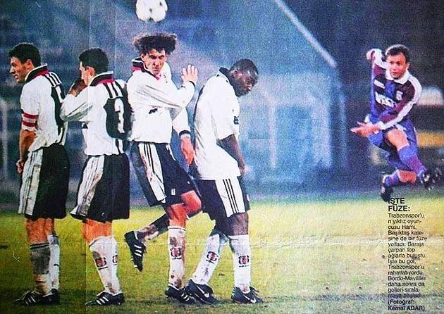 <p>Avni Aker Stadı Şubat 1998 | Hami Mandıralı'nın frikik golü. Barajda Alpay, Tayfur, Emre ve Amokachi var. (TS-BJK)</p>
