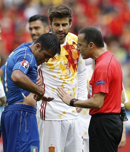 <p>Karşılaşma öncesi İtalyan basınında çıkan bazı haberlerde de Cüneyt Çakır'a temkinli yaklaşılmıştı. Tuttosport, "Conte karşıtı başka bir hakem daha" diye yazarken, "Sevgili Türk hakem, senden sadece işini iyi yapmanı istiyoruz" şeklinde bir cümle kullanılmıştı.</p>
