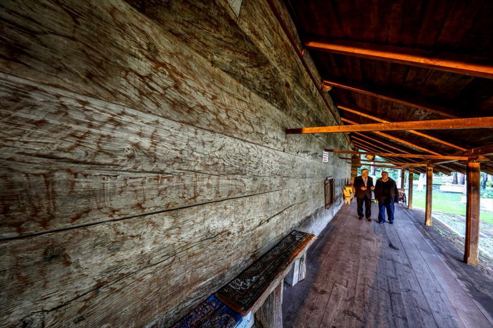 <p>Samsun'un Çarşamba ilçesinde, 1206 yılında çivi kullanılmadan yapılan Göğceli Camisi, 811 yıldır ayakta duruyor.</p>
