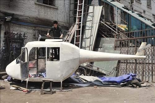 <p>Tasarımı ve tüm aksesuarlarıyla kendi helikopterini imal edip, uçan ilk insan unvanını alacak. Çinli grafik tasarımcısının helikopterinin uzunluğu 6 metre.</p>
