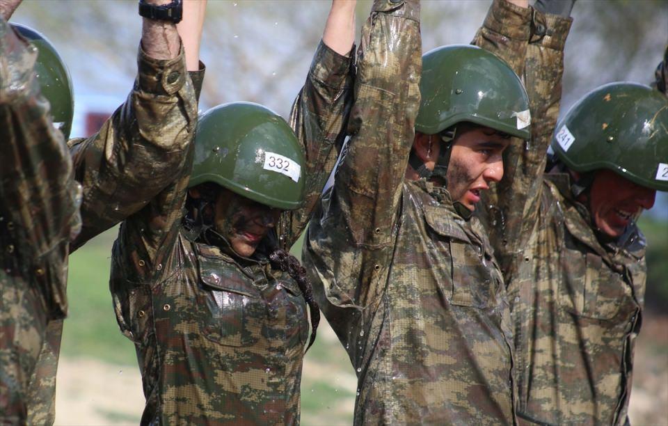 <p><em>Kursun zorluğunu lehine çevirmek için elinden geleni yaptığını belirten Oğuz, şöyle devam etti:</em></p>
<p>"Kadın olmamı fiziki ve psikolojik zayıflık görenler oldu. Sonrasında muharip sınıf olmamam sebebiyle bu kursu benim için gereksiz görenler oldu. </p>