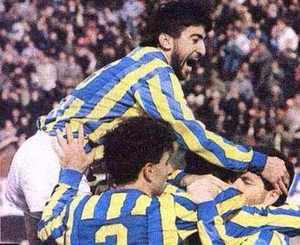<p>Rıdvan Dilmen'in takım arkadaşları ile gol sevinci (1991)</p>