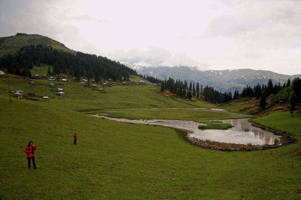 <p>Uçsuz bucaksız ormanları, akarsu kaynakları ve gölleriyle doğanın tüm renklerini bünyesinde barındıran Karadeniz yaylaları, doğaseverlerin vazgeçemediği turizm alanları konumunda.</p>
<p> </p>