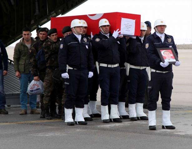 <p>Şehidin cenazesi burada polis şapkası takan annesi Sevil ve kız kardeşi Elif tarafından karşılandı.</p>

<p> </p>
