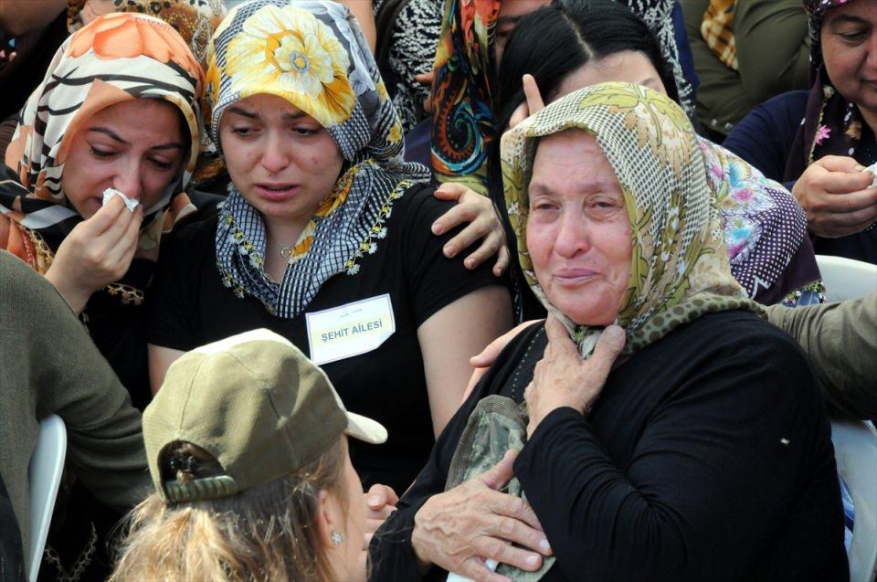 <p>Van'ın Çaldıran ilçesinin Tendürek Dağı bölgesinde güvenlik güçlerince yürütülen operasyonlarda, terör örgütü PKK militanları ile çıkan çatışmada şehit düşen Astsubay Üstçavuş Suat Petek'in (36) cenazesi, memleketi Osmaniye'nin Kadirli ilçesinde toprağa verildi. Törende, şehidin annesi Elif (sol 2) ve kardeşi Oğuzhan (sağ 2) Helvacı'yı yakınları teskin etmeye çalıştı.</p>