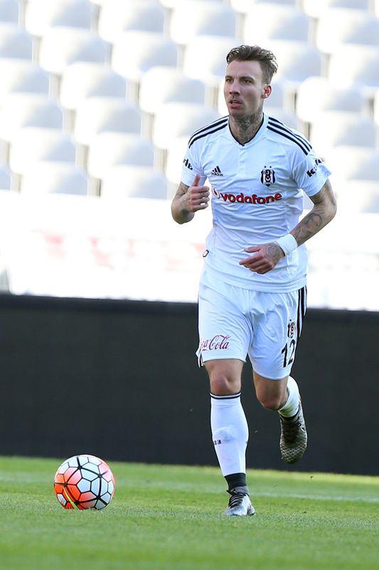 <p>İspanyol basınına konuşan Beşiktaşlı Alexis Delgado, "Şu anda iyiyiz. Uzun ve zor bir gece oldu. Jose Sosa'nın evindeydim, sakince ne olacağını bekledik. Burada 1 haftalık bir idmanımız var. Bugün idmana çıkmadık ve bize ne söyleyeceklerini bekliyoruz" ifadelerini kullandı.</p>
