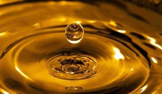 <p>Kızartma yağını bir kaç kez kullanabilirsiniz. Kullanılır durumda olup olmadığını anlamak için kızgın yağın içerisine bir dilim ekmek atın. Ekmekte kara lekeler oluşmuyorsa kullanabilirsiniz.</p>
