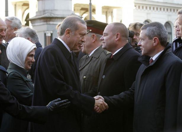 <p>Cumhurbaşkanı Recep Tayyip Erdoğan, Letonya'nın başkenti Riga'daki resmi temaslarına başladı. </p>

