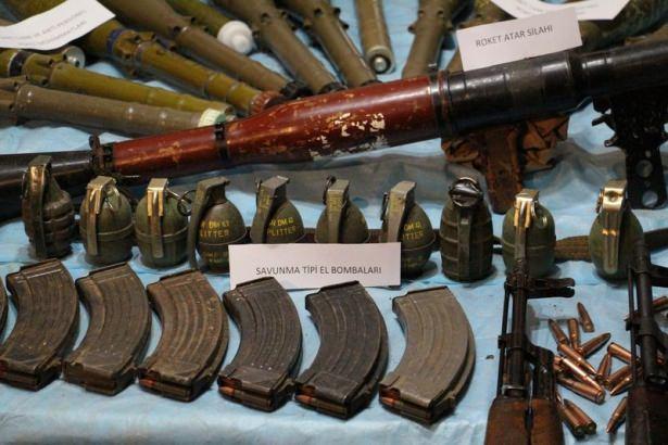 <p>Emniyet Müdürlüğünde silah ve mühimmatların sergilendiği basın toplantısında gazetecilere açıklama yapan İl Emniyet Müdürü Metin Özkan, silahların vatandaşların desteği ve polis ekiplerinin titiz çalışması sonucu ele geçirildiğini söyledi.</p>
<p> </p>