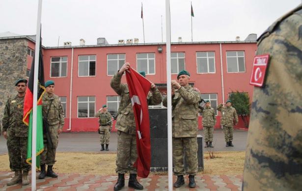 <p>Kışlada d&uuml;zenlenen devir teslim t&ouml;renine Afganistan&rsquo;daki T&uuml;rk G&uuml;c&uuml; Komutanı T&uuml;mgeneral Mehmet Cahit Bakır, Afganistan Savunma Bakanlığı'ndan General Azizuddin Ayar ve Afgan yetkililer katıldı.</p>
