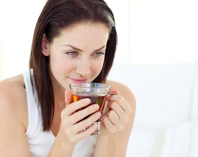 <p><strong>3. Çay ve kahve içmek</strong></p>
<p>Çay ve kahve tüketimi kafein gibi uyarıcı maddelere bağlı olarak kalpte çarpıntıya neden olduğu için yaz aylarında fazla tüketilmemesi gerekir. </p>