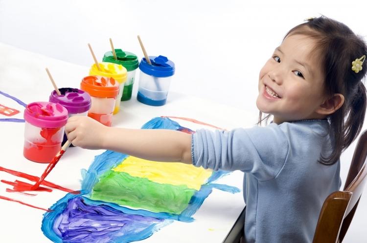 <p>Beyaz kağıt, sulu boya, kuru boya ya da pastel boyaların çeşitli renklerde olması, çocukların sağ ve sol beyin kısımlarını çalıştırmakla kalmayıp aynı zamanda sevinçlerini, üzüntülerini, özlemlerini, kısaca tüm duygularını dışa vurmasında fayda sağlar.</p>
