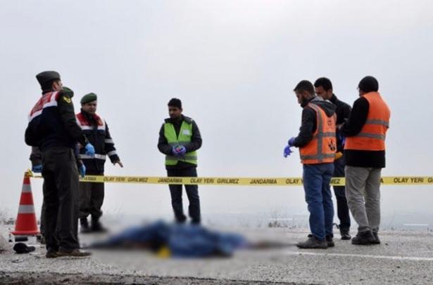 <p>Şarampole yuvarlanan kamyonette bulunan aynı aileden Aslı, Fatma, Musa Bozkır ile sürücü Yakup Sarp olay yerinde, Tahsin Zeybek ve Ayşe Bozkır da kaldırıldıkları Balıkesir Devlet Hastanesinde yaşamını yitirdi.<br />
<br />
<strong><a href="http://video.haber7.com/video-galeri/65496-temde-4-aracli-zincirleme-kaza-6-yarali" target="_blank"><span style="color:rgb(255, 215, 0)">HABERİN VİDEOSUNU İZLEMEK İÇİN TIKLAYIN.</span></a></strong></p>
